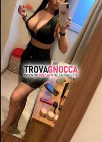 incantevole ragazza moretina esplorare fondo kiss ❤️