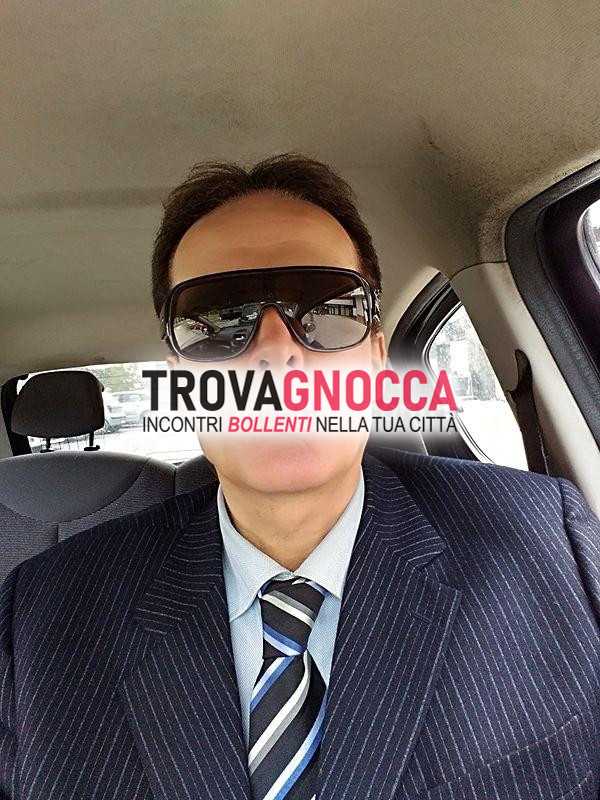 massaggi e tutto ciò che brami uomo sportivo che saprà esaudire ogni tuo desiderio particolare dolci baci ogni parte tuo corpo