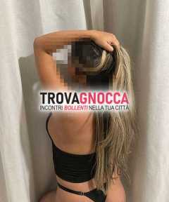 ragazza straordinariamente attraente 😍