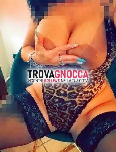 seducente e sofisticata napoletana sa trasformare lussuria pura arte. scopri suo mondo piacere e raffinatezza.