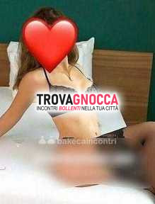 sono margot stupenda donna italiana 🇮🇹 che ti invita concederti momento speciale dimenticare stress