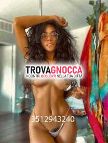 maria solo italiani affascinante e seducente massaggiatrice look scuro. tua dolce tentazione no numeri non visibili ambiente climatizzato.