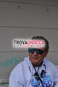 uomo cerca ragazza esibizionista
