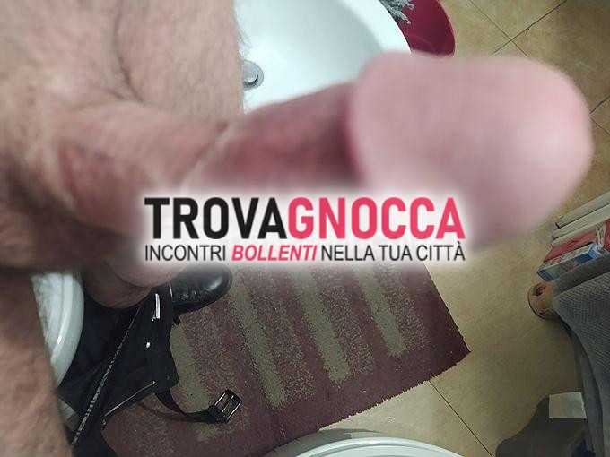 affascinante ragazzo cerca donna condividere lunghi e intensi momenti pura passione