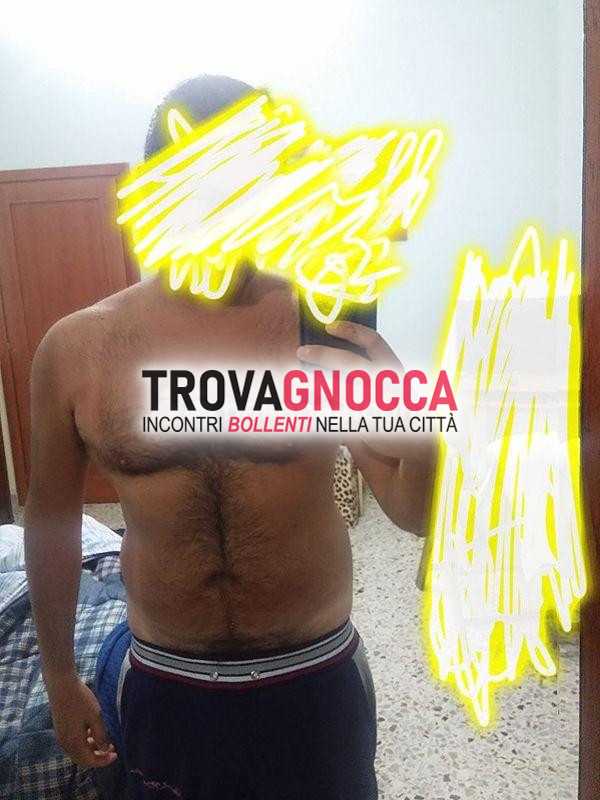 affascinante moro alla ricerca esperienze sensuali.