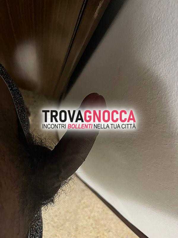 sono giovane amante pulizia e cerco esclusivamente donne disponibili anche massaggi.