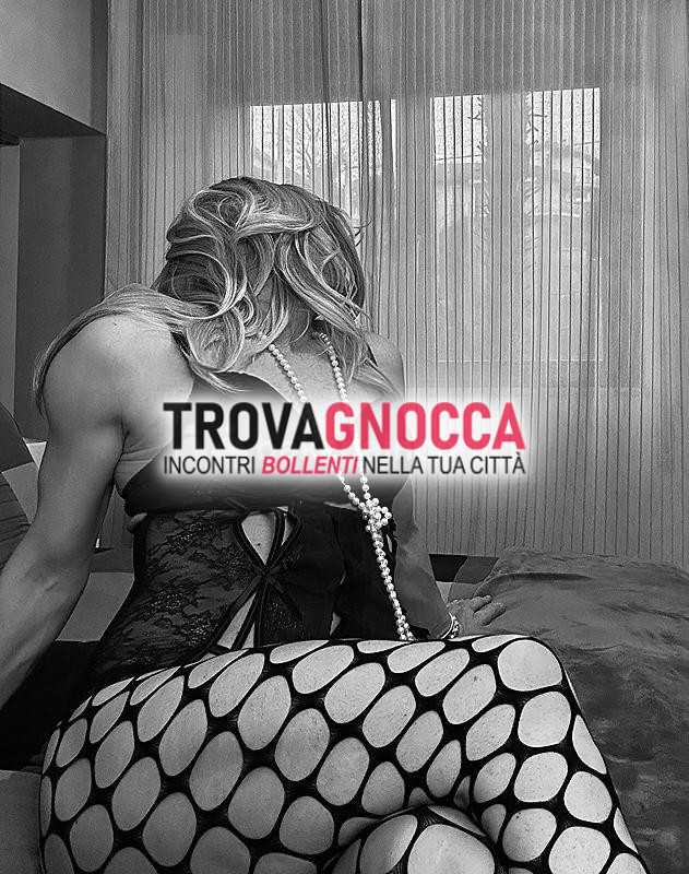 calda trav meravigliosa pronta regalarti attimi puro piacere