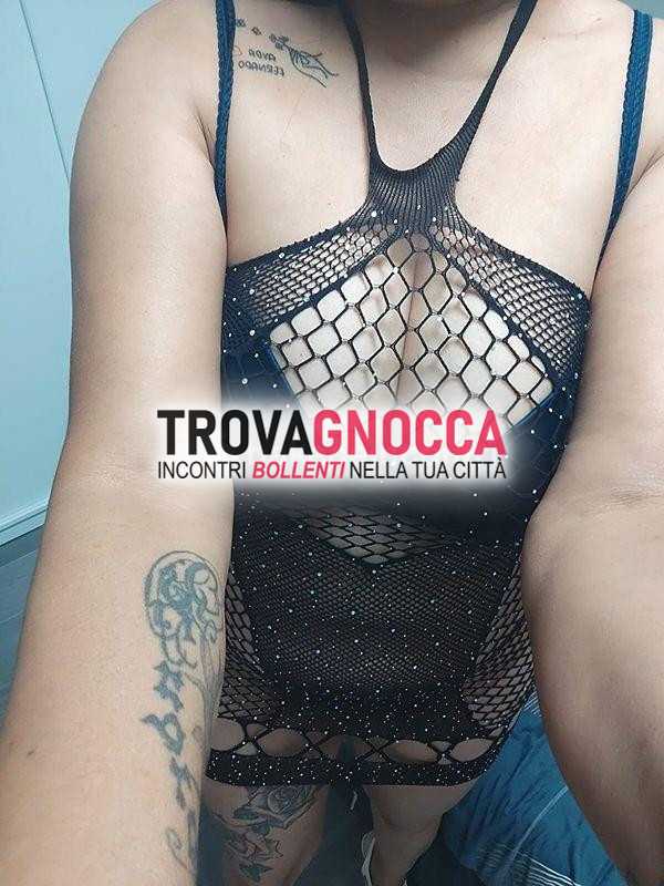 ramona 30 anni romena❤️❤️ offre un'esperienza completa chi È interessato anche mistress non mancheranno momenti pioggia dorata e cura dei piedini 💋💋. ricordate solo raggiungo