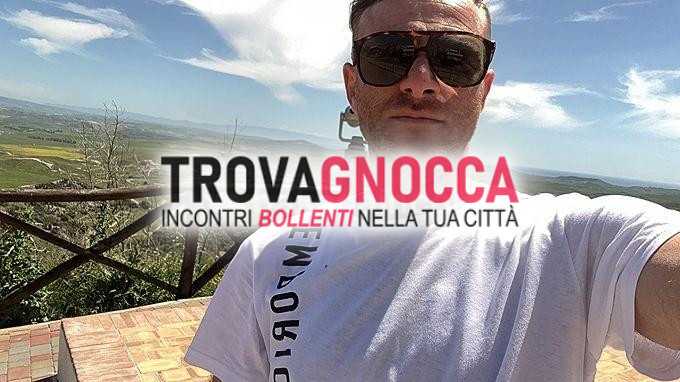 giovane affascinante attento e curato.