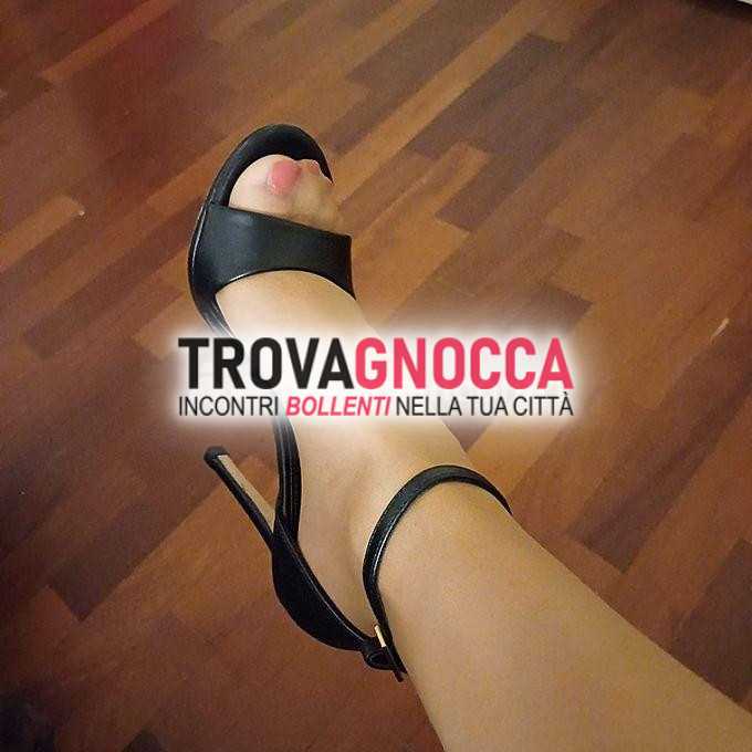 sotto occhi mia moglie senza che lei sospetti.