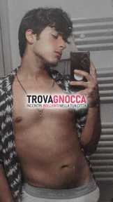 giovane ragazzo latino giovane ragazzo latino