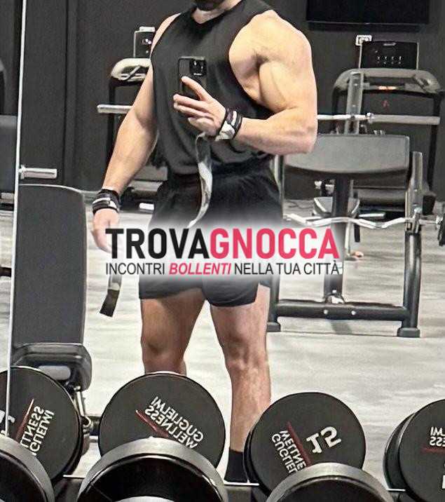 giovane ragazzo palestrato cerca compagnia femminile puro divertimento no gay.