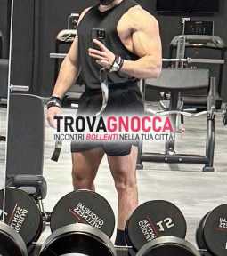 giovane ragazzo palestrato cerca compagnia femminile puro divertimento no gay.
