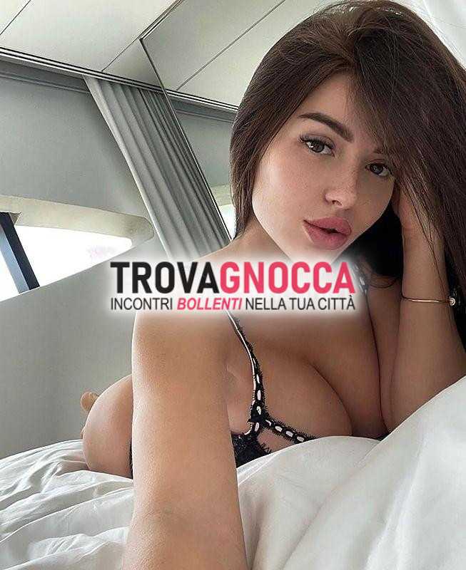 amanda splendida bionda e veritiera porcellina offre sua bellezza naturale un'esperienza orale senza fretta