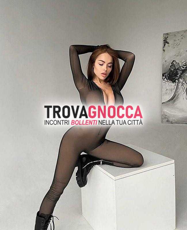 amanda splendida bionda e veritiera porcellina offre sua bellezza naturale un'esperienza orale senza fretta