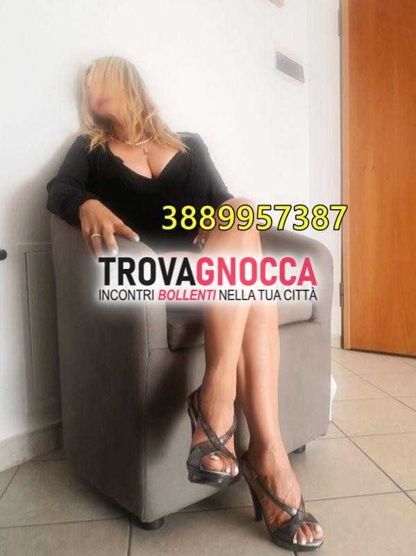 giulia italiana 🍓 È perfetto equilibrio eleganza malizia e trasgressione all'italiana. culmine passione.🍓 tour solo breve periodo
