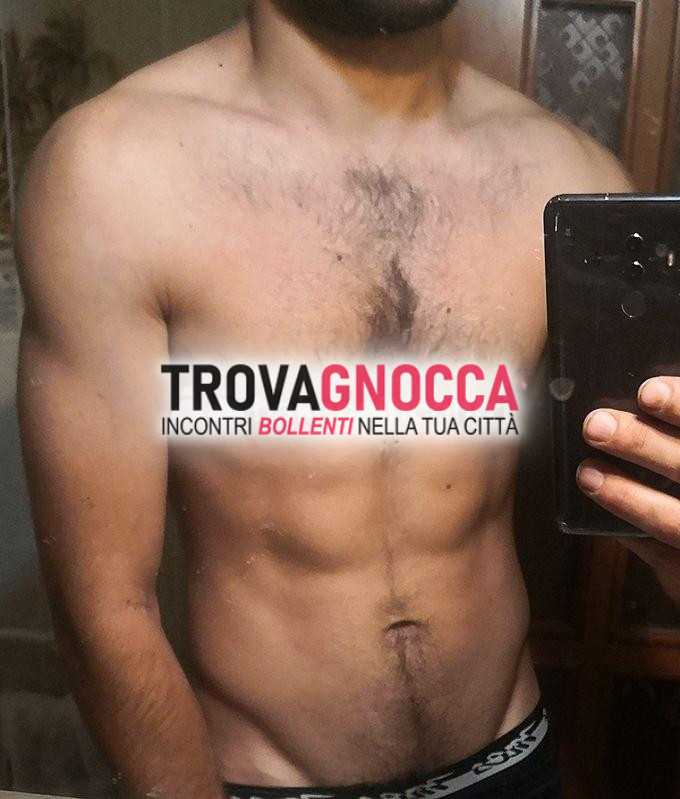 giovane uomo cerca coppia matura momenti intensa passione.