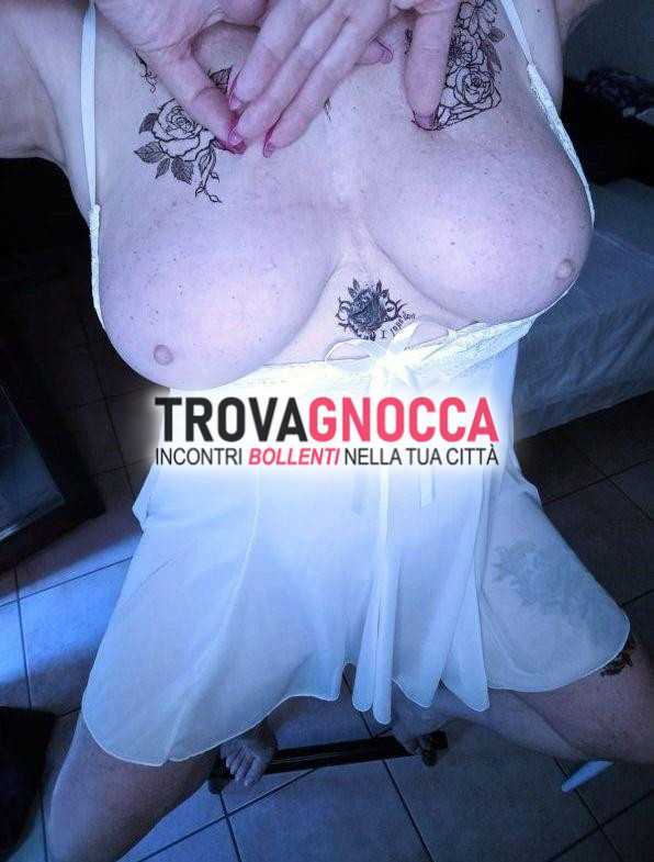 signora italiana cinquantenne elegante e affettuosa pronta connettersi maniera tradizionale.