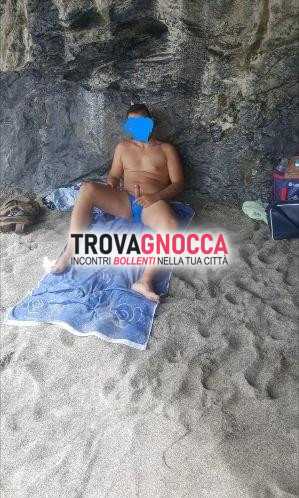 coppia topless sulla spiaggia cerca un'altra coppia topless o persona singola condividere momenti piacere sotto sole.