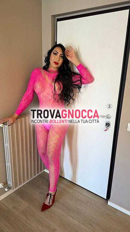 una seducente brasiliana nota suo spirito ardente adora dedicarsi intenso pompino.