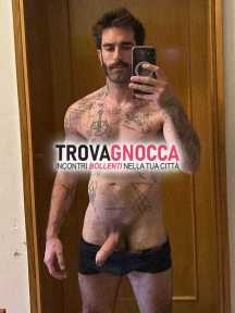 uomo attratto bologna centro guarda immagini