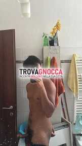 giovane ragazzo cerca momenti divertenti e spensierati