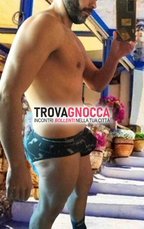 maschio dotato 
appena giunto sulla riviera jonica pronto esplorare ogni piacere.