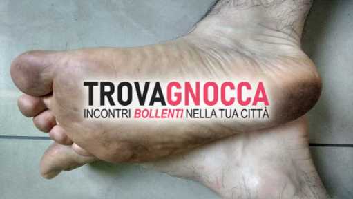 uomo cerca leccapiede devotoa