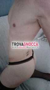 ragazzo effeminato dolce e passivo cerca connessioni intime.