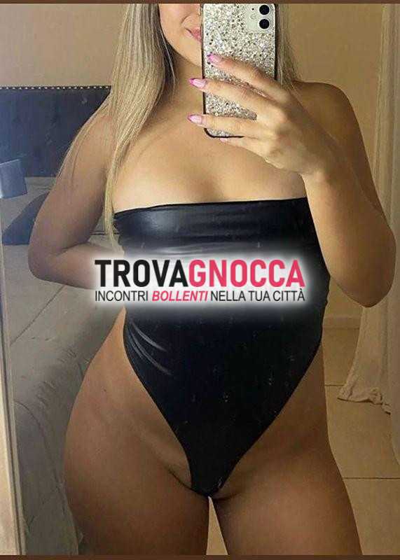 ventenne zoccoletta italiana 🇮🇹 cercando momenti divertimento sensuale