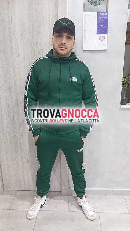 giovane italiano 🇮🇹 ti aspetto e posso venire anche trovarti nel tuo hotel 🏨 o nella tua abitazione 🏠.