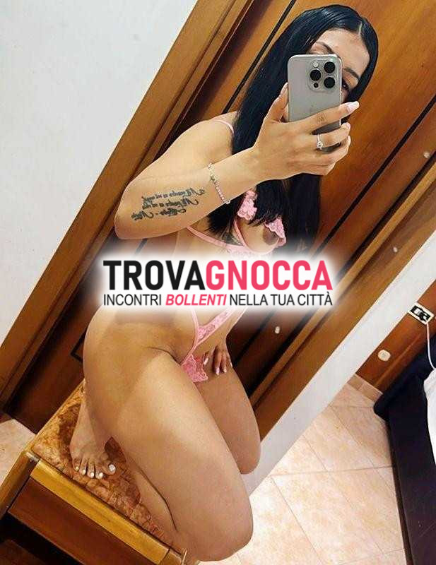 bambola irresistibile più ardente sole ☀️🔥
incredibilmente affascinante 💋