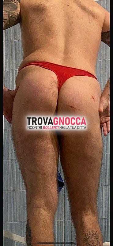 sono giovane omosessuale cerca ragazzi ben piazzati e muscolosi.