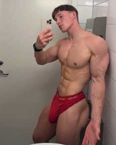 💦💆🏻‍♂️nuovo arrivato giovane
22enne attivo
 ben dotato😝
xxl culetto liscio e stretto. dolce e 💦💆🏻‍♂️