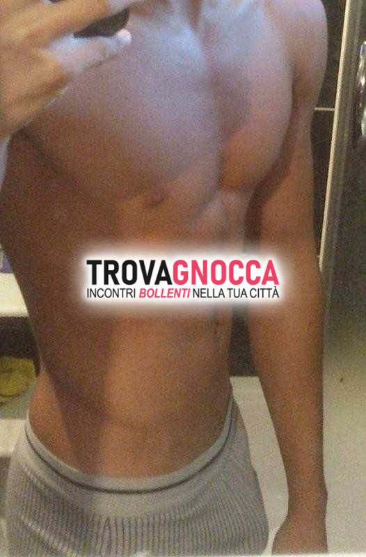 ragazzo molto affascinante disponibile coppia reale