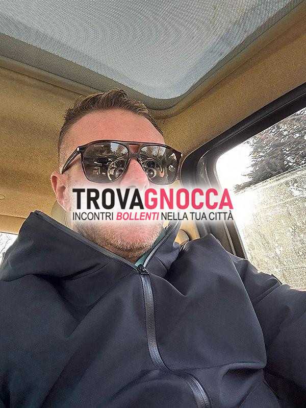 giovane affascinante e curato.