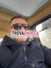 giovane affascinante e curato.