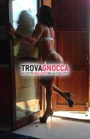 trav esteticamente italiana lineamenti curati e corpo magro discreta e riservata.