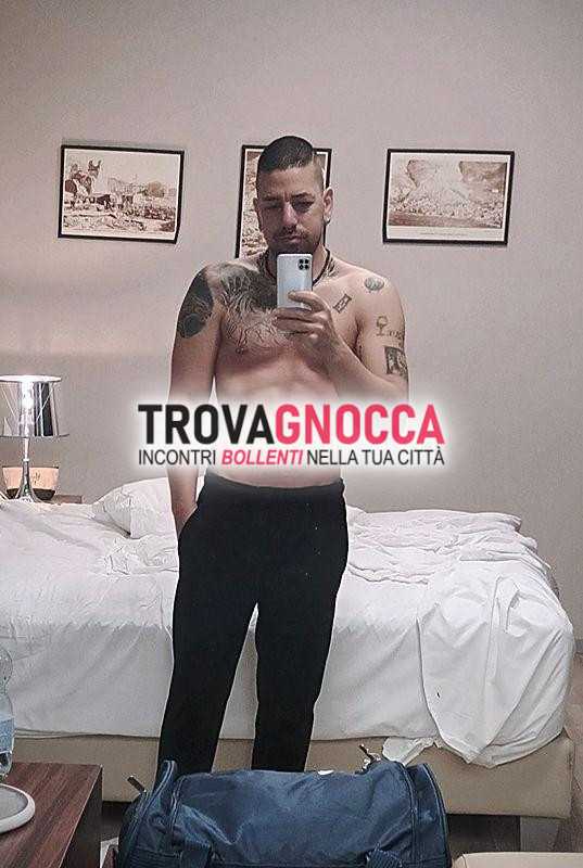 giovane italiano visita roma. solo donne intriganti