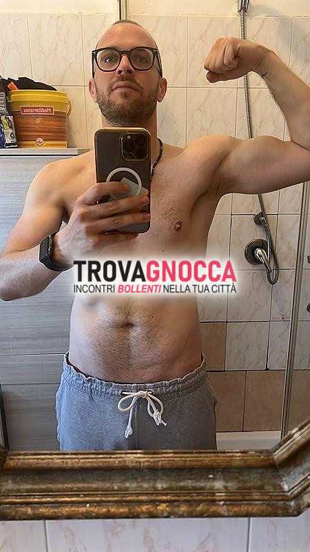 giovane affascinante e riservato.