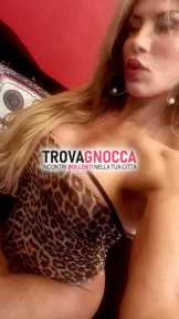italiana tettona superporka inizia tuo viaggio un'esperienza hot. fantasie particolari e spinte ti aspettano nel gloryhoole e darkroom dove piacere non ha limiti.
