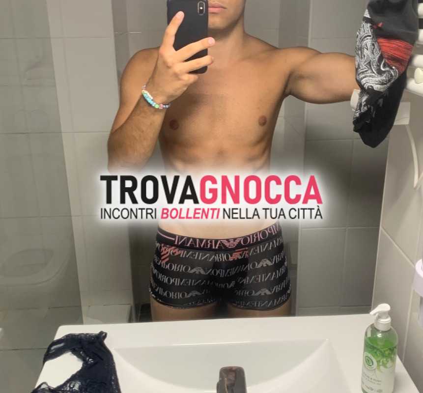 ragazzo 20 giovane e ben dotato e bello manzo. prendo 70 rose e faccio seghe piedi pompini leccate palle e culo ancora vergine. anche cose extra se c’è bisogno. tg. bdckg