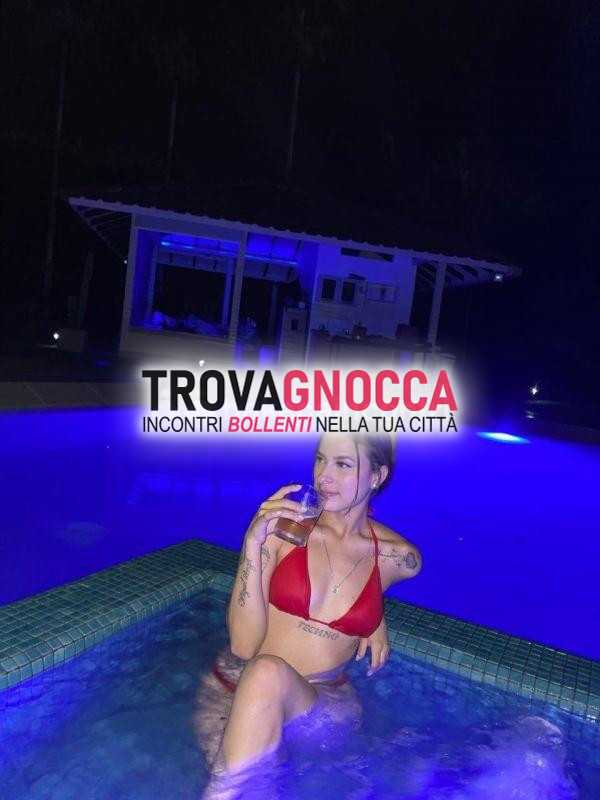 bari nel centro💘 È novitÀ sara colombiana sensuale e passionale 💋. sono qui essere apprezzata e faccio ogni cosa cura sono verace maialina carica voglia e pronta a.