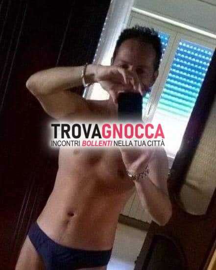 affascinante giovane accoglie coppia o ragazza