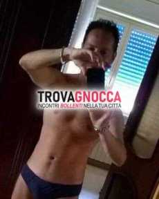 affascinante giovane accoglie coppia o ragazza