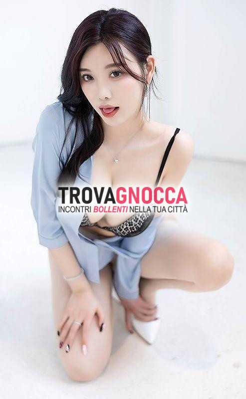 nuova e incantevole ragazza orientale È pronta ad accoglierti ogni giorno soddisfare ogni tuo desiderio foto vere