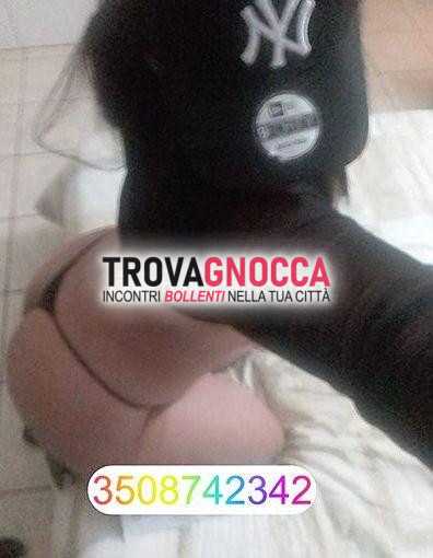 potenza uscita nel centro storico bella e tenera ragazza momento fantastico. ricordati prendere pausa relaxxx foto selfie appena fatta