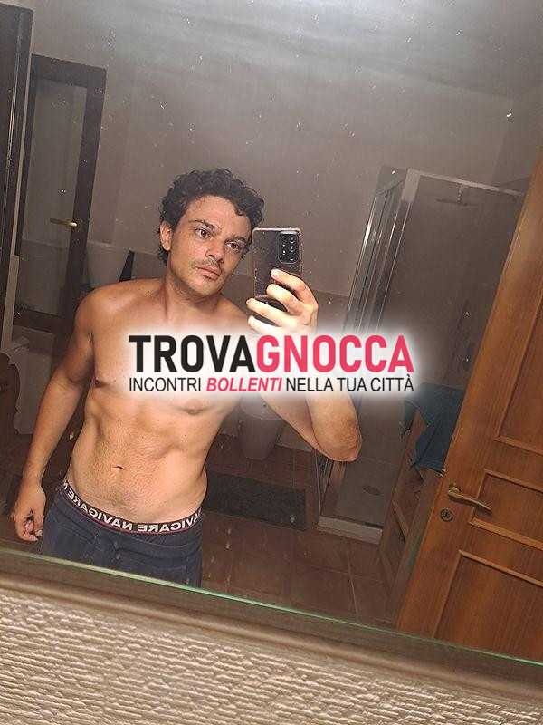 ragazzo pugile e rugbysta accoglie riano ragazze e donne che cercano dolcezza e passione