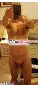 uomo affascinante e muscoloso esibizionista disponibile lavori manutenzione casa.