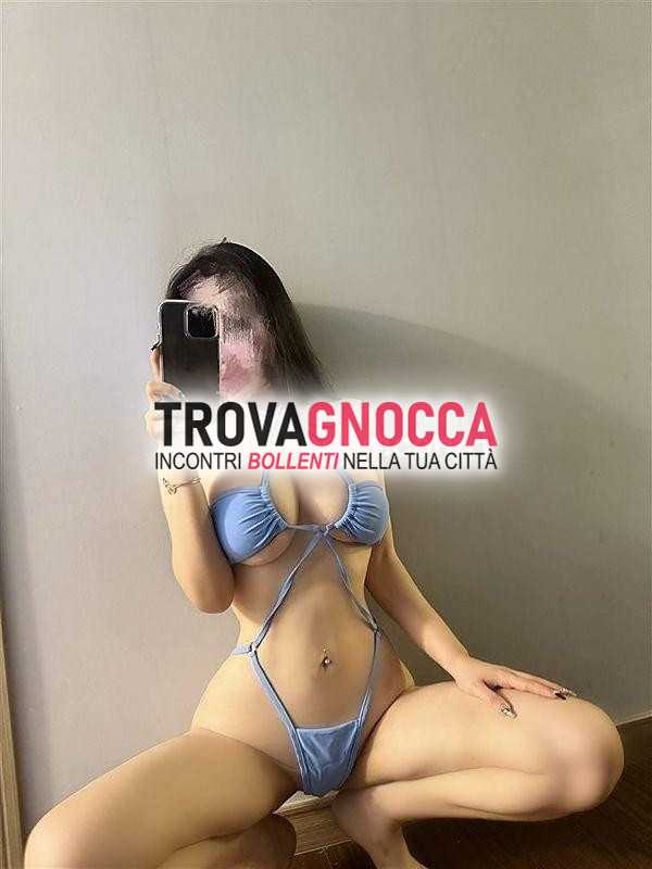 ragazza orientale piccolina zoccoletta adoro usare mia calda bocca ciucciare 🍭 e mi piace essere 🍭leccata 👅 fino sentirmi bagnata.